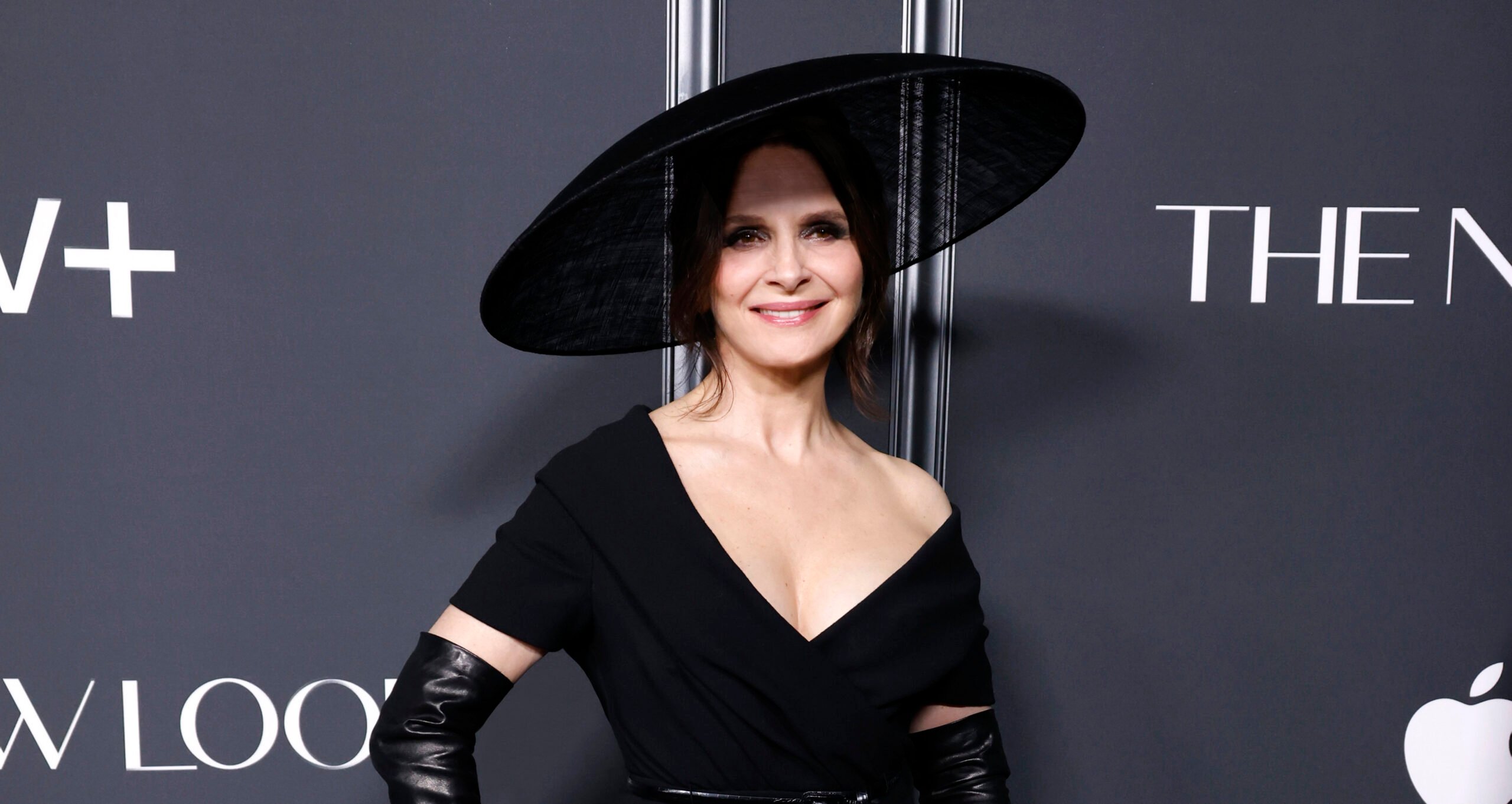 Juliette Binoche et Ben Mendelsohn mettent en avant l’héritage de Dior à la première d’Apple TV+ “The New Look”