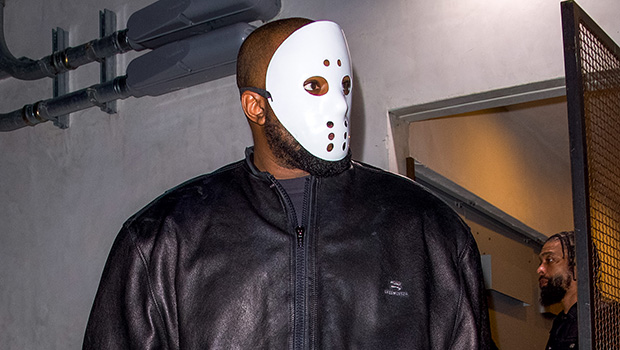 Kanye West cache son visage avec un masque de hockey au match de basket de son fils Saint – Hollywood Life