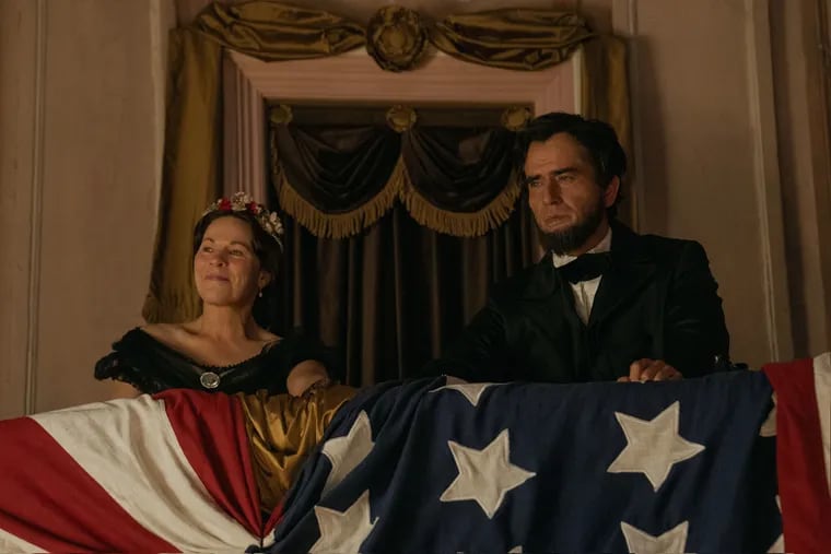 La chasse à l’homme sur Apple TV recrée l’assassinat de Lincoln au Miller Theater