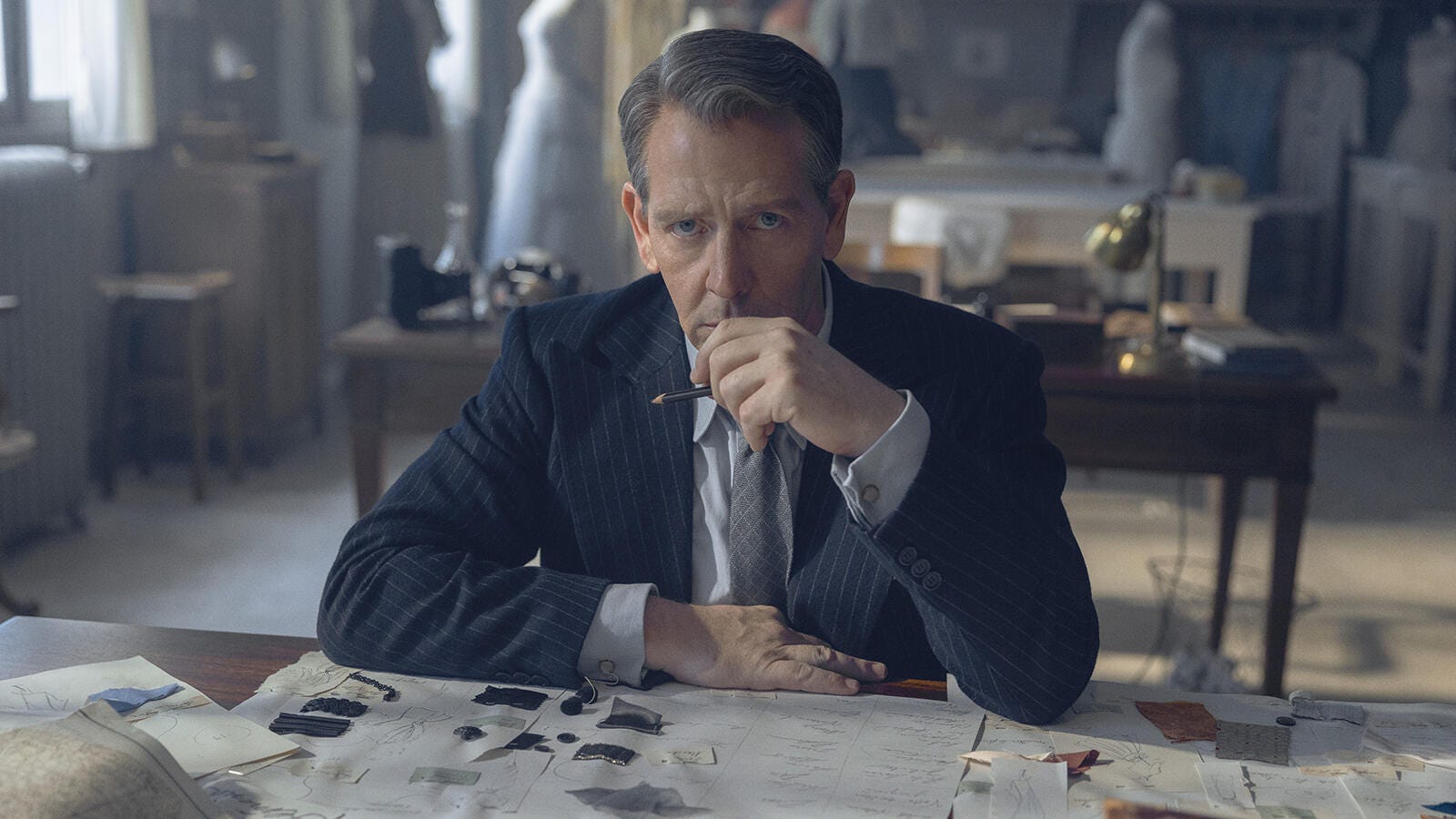 La série Christian Dior d’Apple TV+ est un drame de guerre lent sans intérêt pour la mode