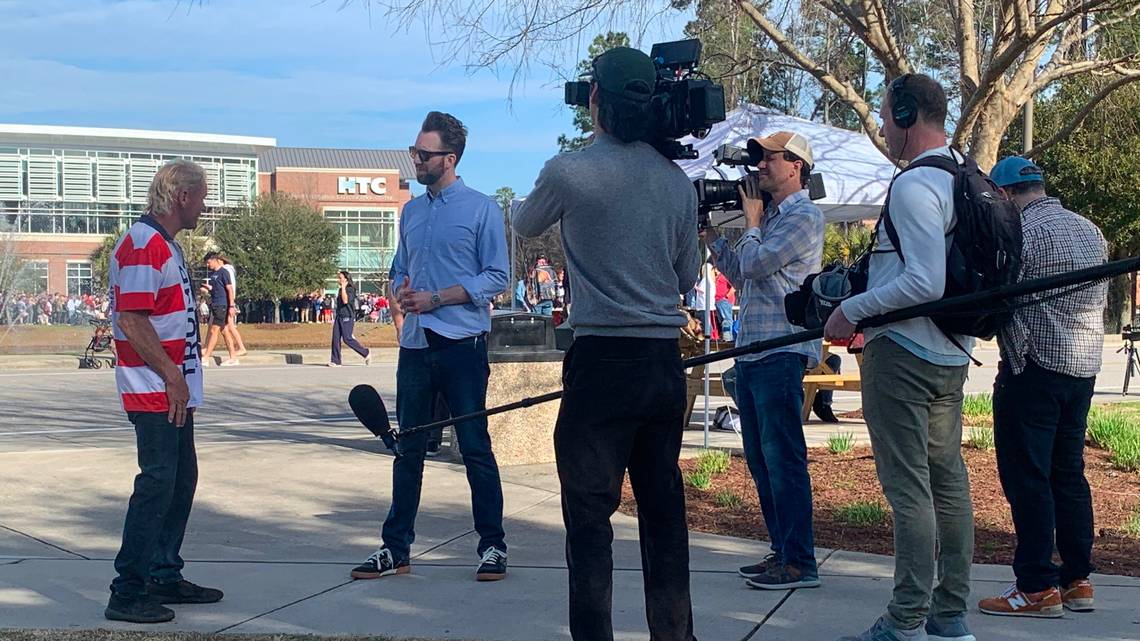 Les fans de Trump parlent à Comedy Central lors du rassemblement de Conway, en Caroline du Sud