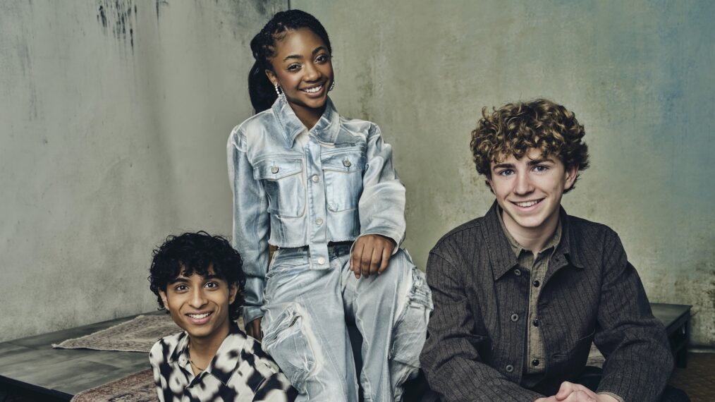 Les stars de Percy Jackson and the Olympians célèbrent le renouvellement de la saison 2 dans notre studio TCA (PHOTOS)