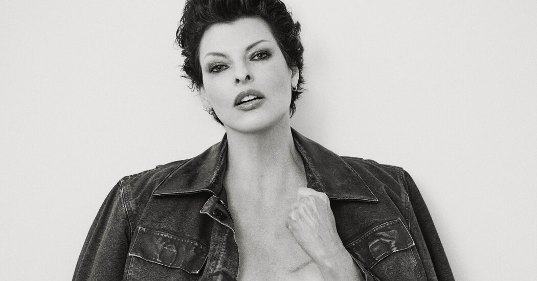 Linda Evangelista revisite ses anciennes cicatrices