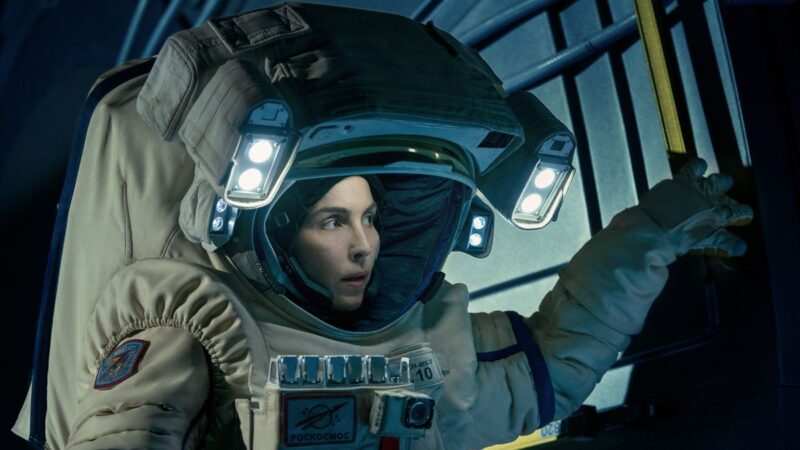 Noomi Rapace et Jonathan Banks dans la série exclusive “Constellation” sur Apple TV+