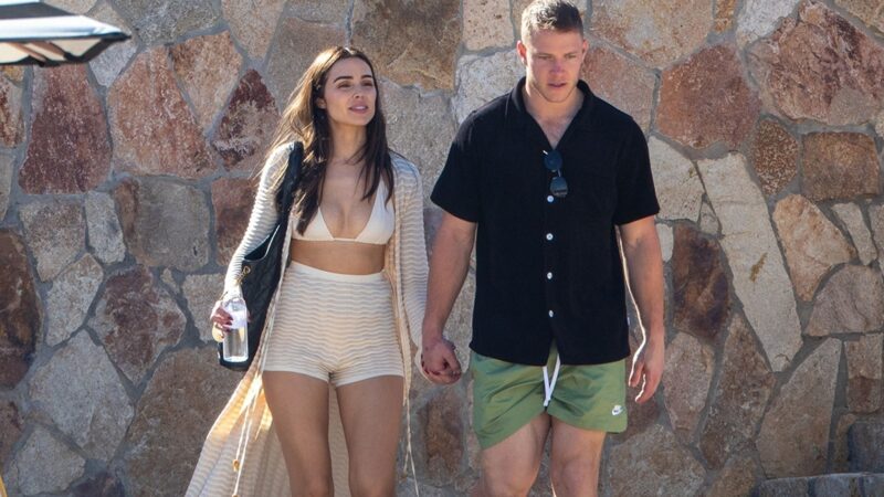 Olivia Culpo et Christian McCaffrey en maillots de bain à Mexico