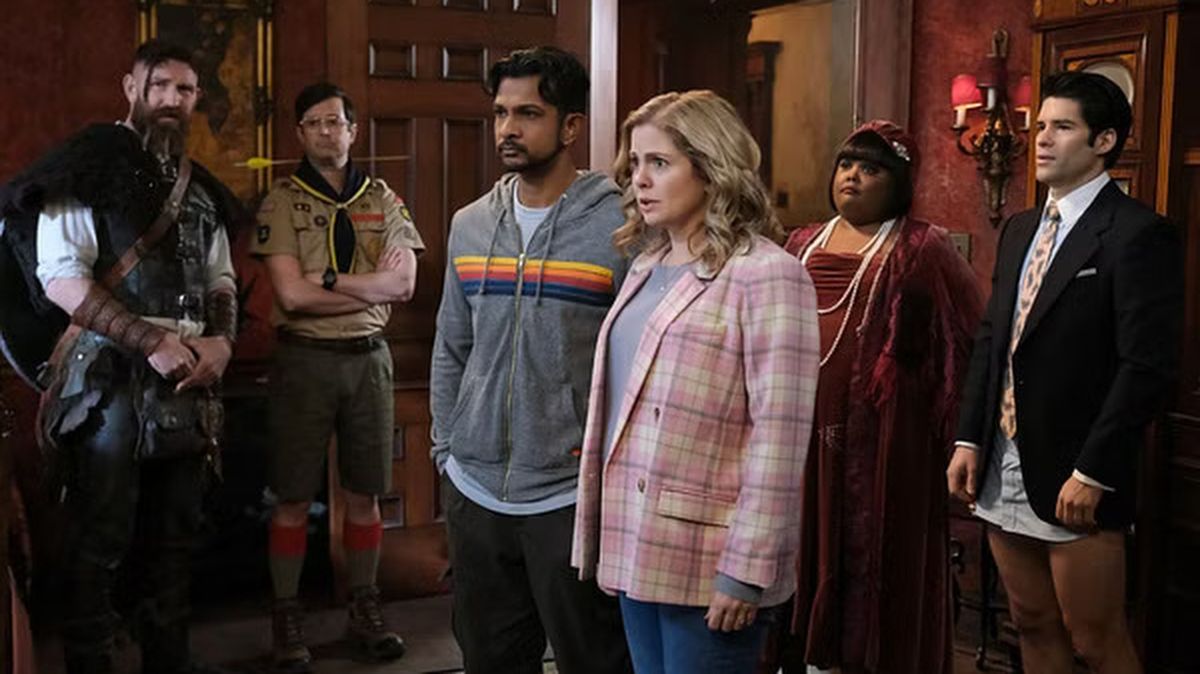 Où regarder la saison 3 de Ghosts US en ligne : la sitcom fantasmagorique est de retour