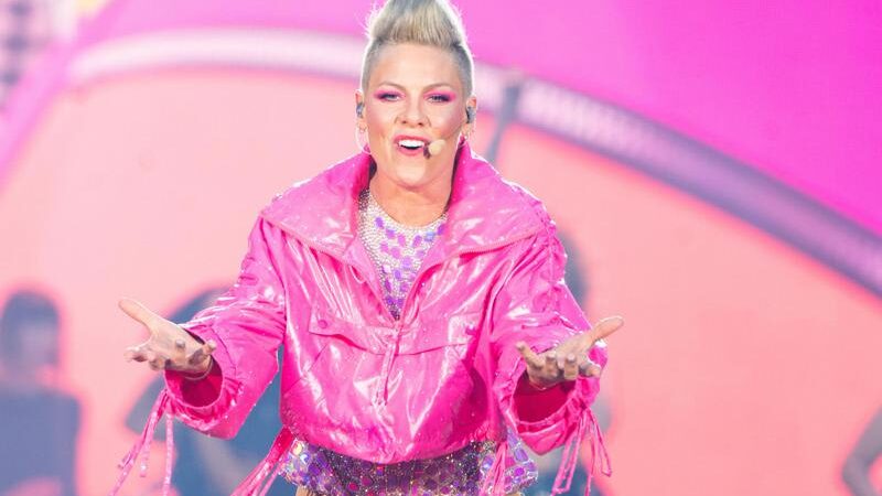 Pink interrompt son concert après qu’une fan entre en travail : “Le bébé est là ?”