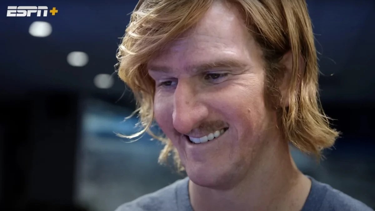 Série comique universitaire inspirée du sketch d’Eli Manning: Chad Powers sur Hulu – séries TV annulées et renouvelées, audiences