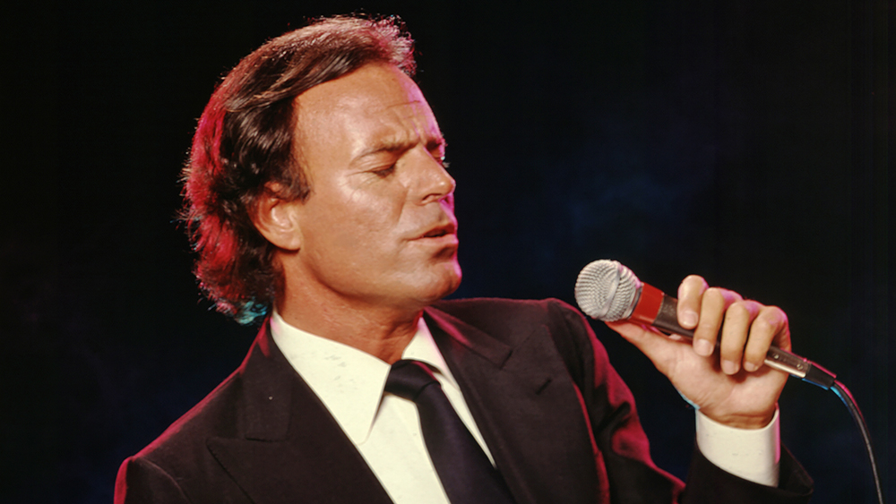 Série sur la vie de Julio Iglesias signée avec Netflix
