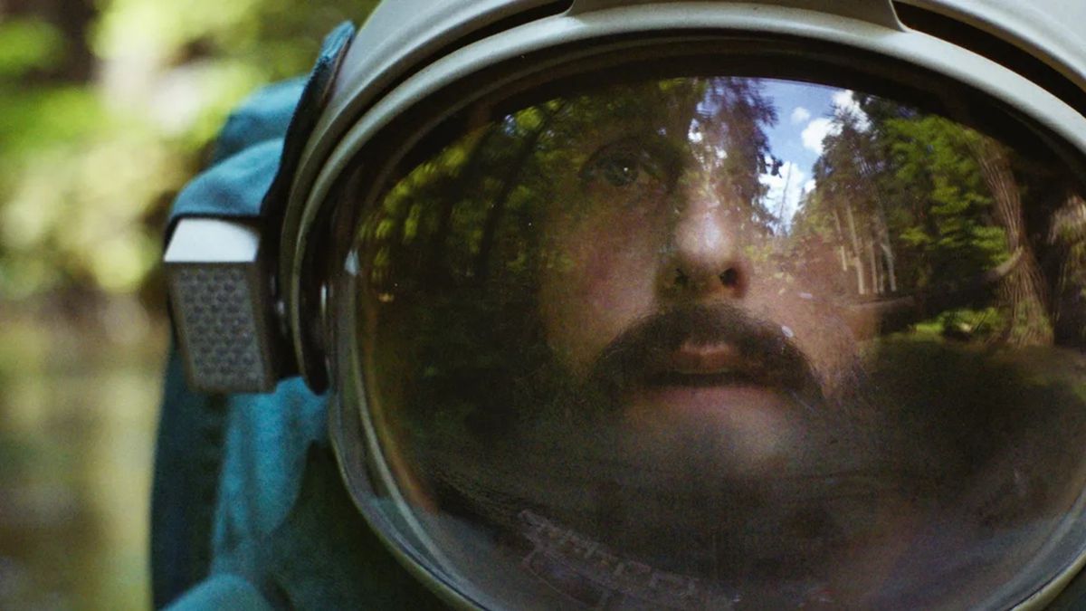 “Spaceman” : Adam Sandler brille en cosmonaute en crise dans le sombre film de science-fiction de Netflix