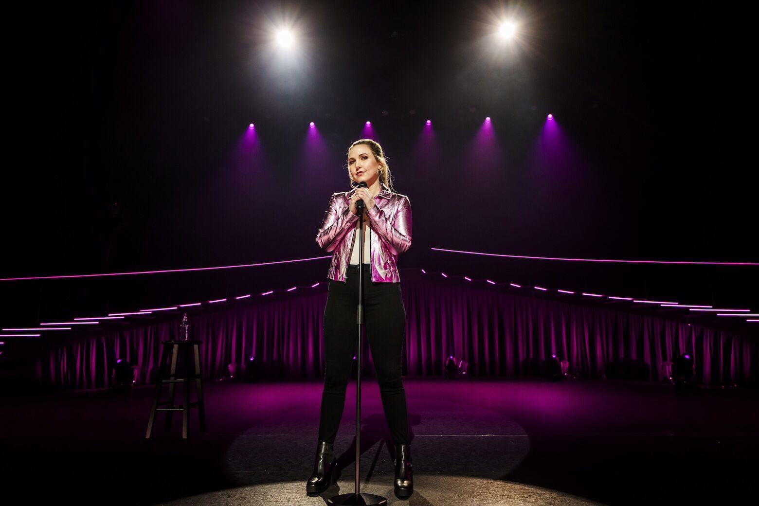 Taylor Tomlinson se moque de Capital One Hall à Tysons, Virginie dans son nouveau spectacle stand-up Netflix ‘Have It All’
