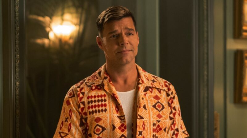 Ricky Martin défie Kristen Wiig dans la série “Palm Royale” sur Apple TV+