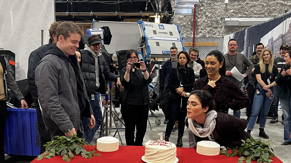 Découvrez les photos en coulisses de la saison 2 de The Night Agent !