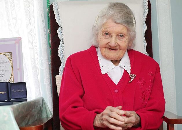 Funérailles de Bridget Tierney, 108 ans, “merveilleuse mère” – Hommage à une célébrité.