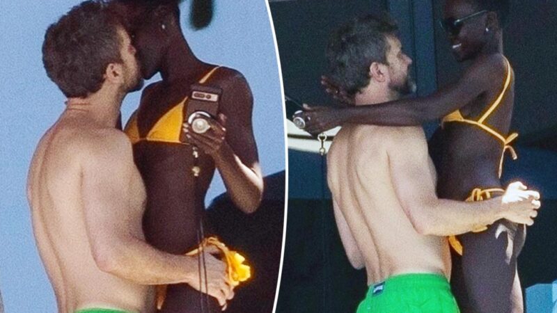 Joshua Jackson et Lupita Nyong’o s’embrassent avec passion à la plage.