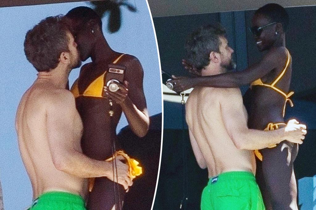 Joshua Jackson et Lupita Nyong’o s’embrassent avec passion à la plage.