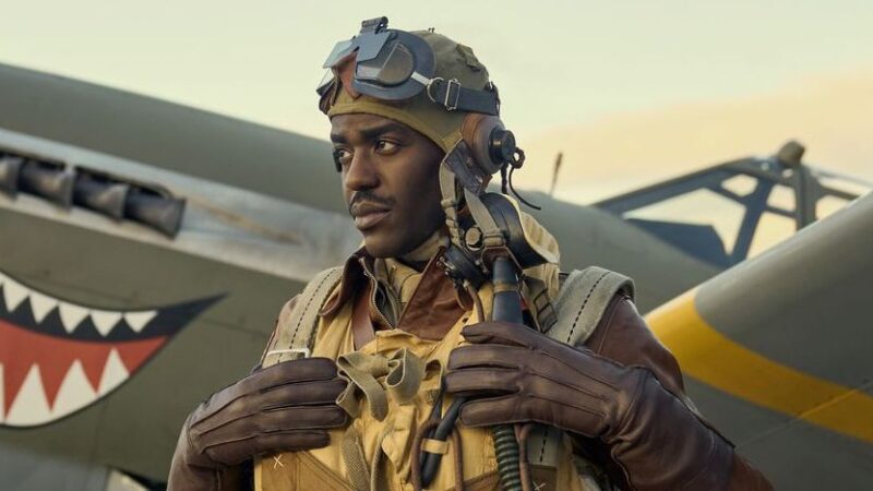 Ncuti Gatwa, Star en Ascension : de « Masters of the Air » à « Doctor Who », son parcours fascinant.