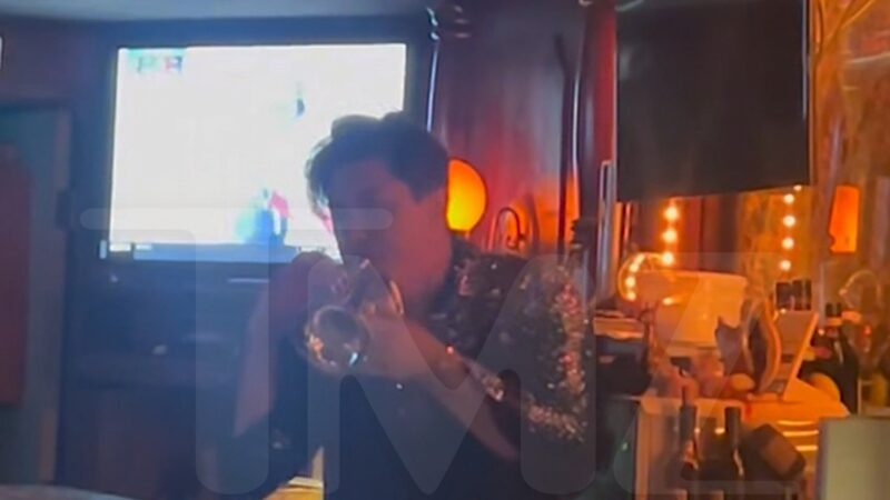 Tom Sandoval fait scandale en jouant “Happy Birthday” à la trompette au Fox Fire