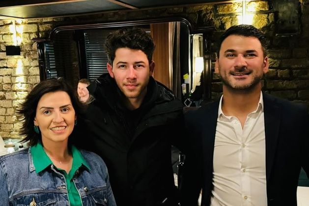Nick Jonas repéré à Rosa Madre hier soir à Dublin.