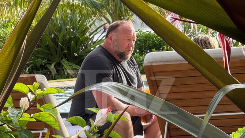 Alex Jones en vacances à Hawaii malgré sa dette aux familles de Sandy Hook.