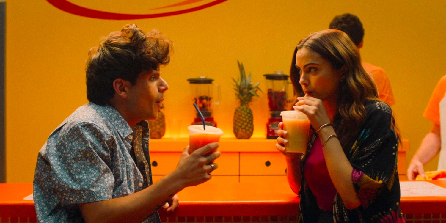 Rudy and Isabella on a date drinking fruit juice in Música