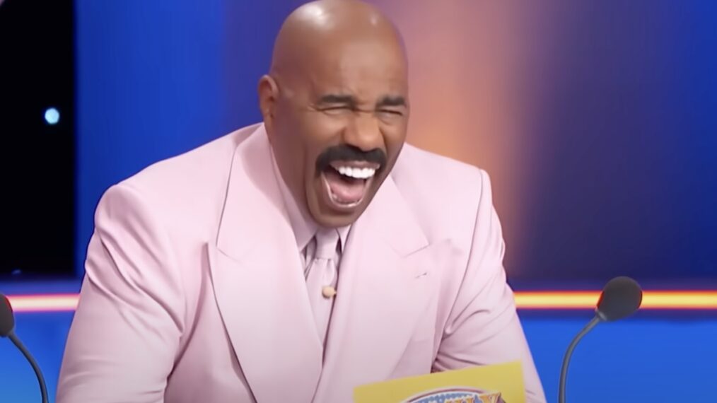 Steve Harvey hilare après une réponse stupéfiante d’un candidat à “Family Feud”