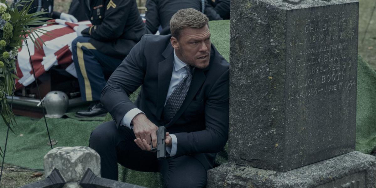 Alan Ritchson compare son rôle dans Reacher à celui de James Bond, voici pourquoi