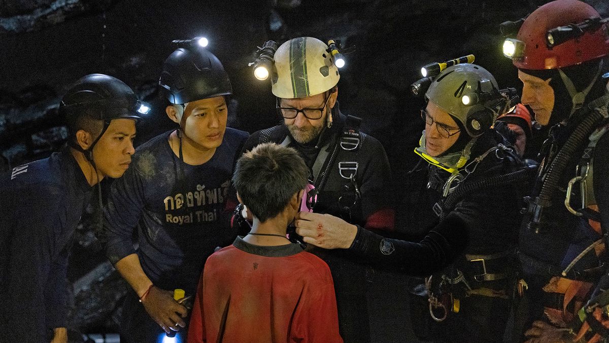 Découvrez “Thirteen Lives” : un film captivant sur le sauvetage des enfants bloqués dans une grotte.