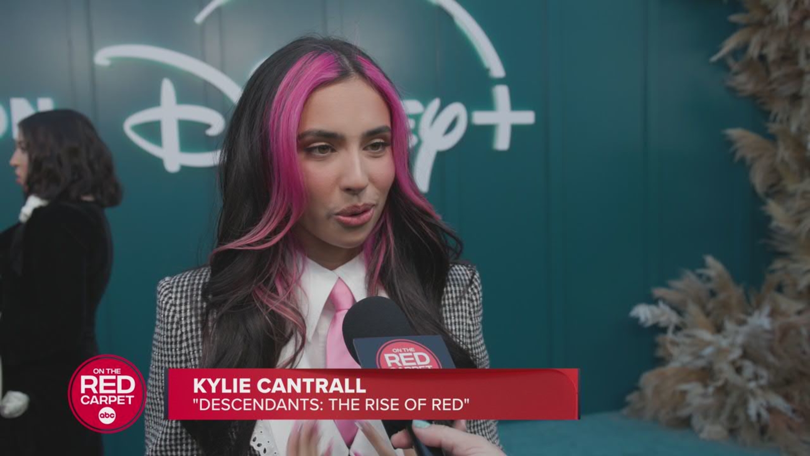 Découvrez le clip de “What’s My Name (Red Version)” de Descendants: The Rise of Red