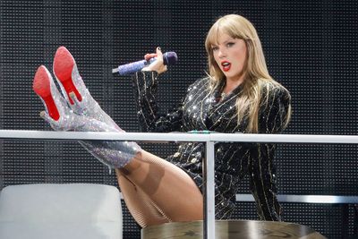 Découvrez l’impact de la chanson “Black Dog” de Taylor Swift sur un pub de Londres
