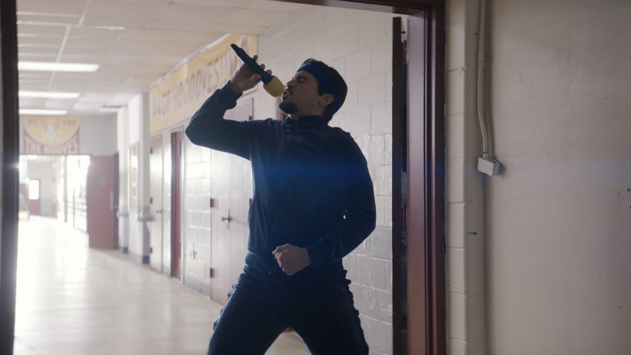 Josh Segarra incarne un ancien gardien des Rangers dans “The Big Door Prize” sur Apple TV+. Découvrez son nouveau rôle!