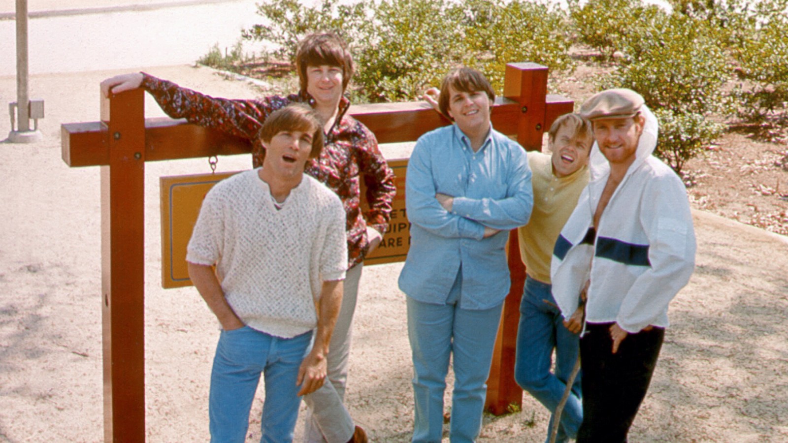 Le documentaire sur les Beach Boys : harmonies, rivalités et sur le surf en avant-première sur Disney+