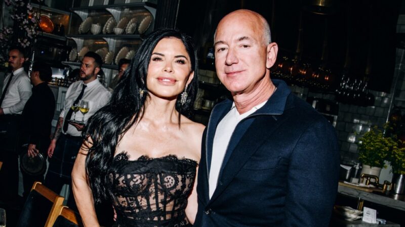 Lauren Sanchez illumine la pre-party du Met Gala en dentelle florale.