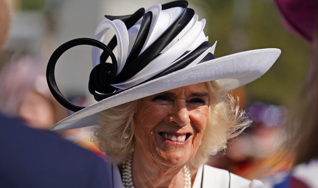 Queen Camilla rayonne en noir et blanc à la garden party royale de Buckingham Palace