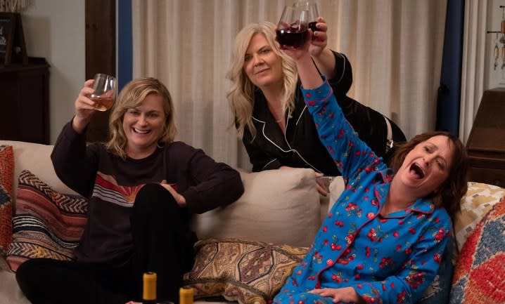 Trois femmes lèvent leurs verres de vin dans Wine Country.