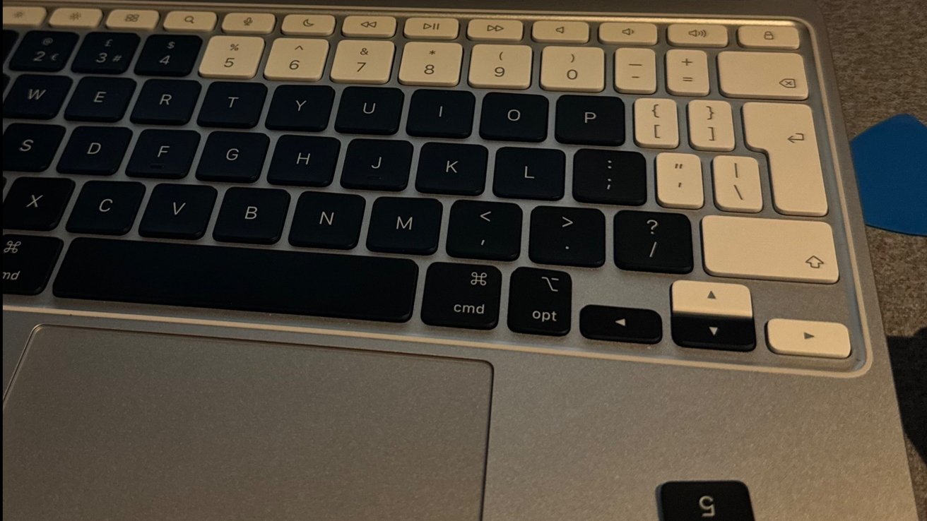 Vue rapprochée du clavier Magic Aluminum blanc avec des touches blanches et noires