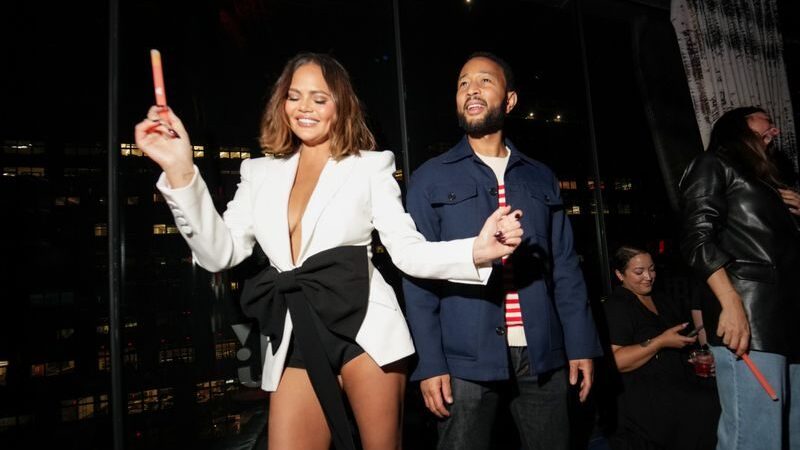 Chrissy Teigen illumine le tapis rouge du JBL Fest à New York