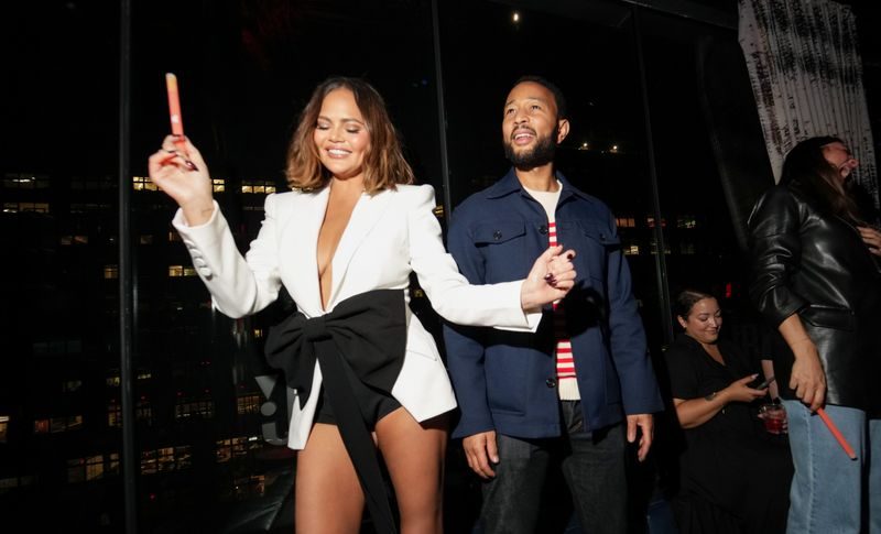 Chrissy Teigen illumine le tapis rouge du JBL Fest à New York