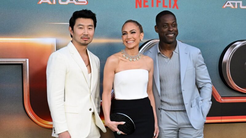 Jennifer Lopez rayonne à la première de “Atlas” sur Netflix