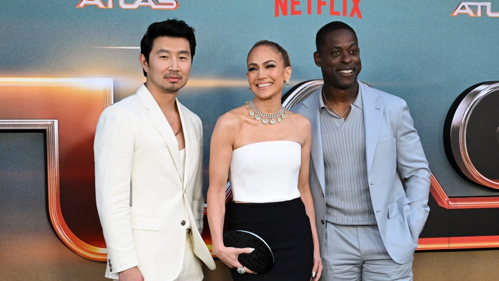 Jennifer Lopez rayonne à la première de “Atlas” sur Netflix