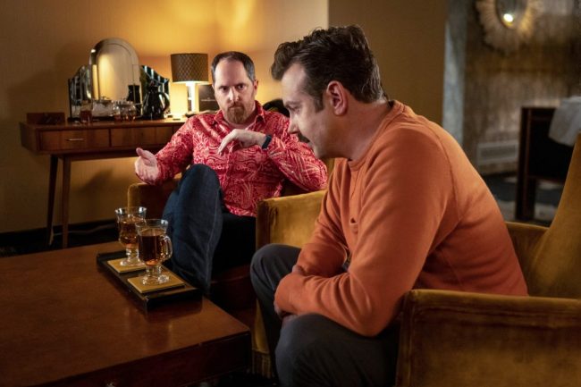 'Ted Lasso', de gauche à droite : Brendan Hunt, Jason Sudeikis, 'Sunflowers', (Saison 3, ép. 306, diffusé le 19 avril 2023). photo : Colin Hutton / ©Apple TV+ /Courtesy Everett Collection