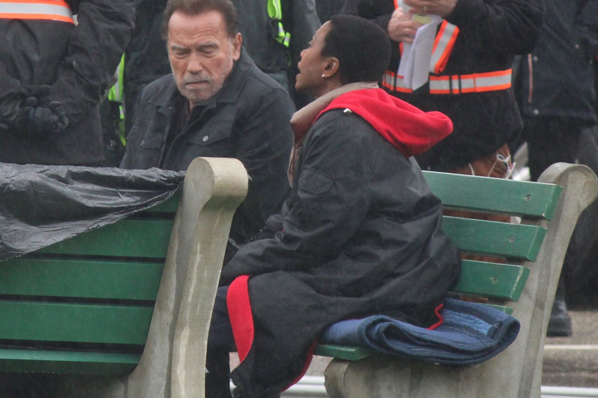 Arnold Schwarzenegger vu en train de filmer pour la série Netflix FUBAR à Elora