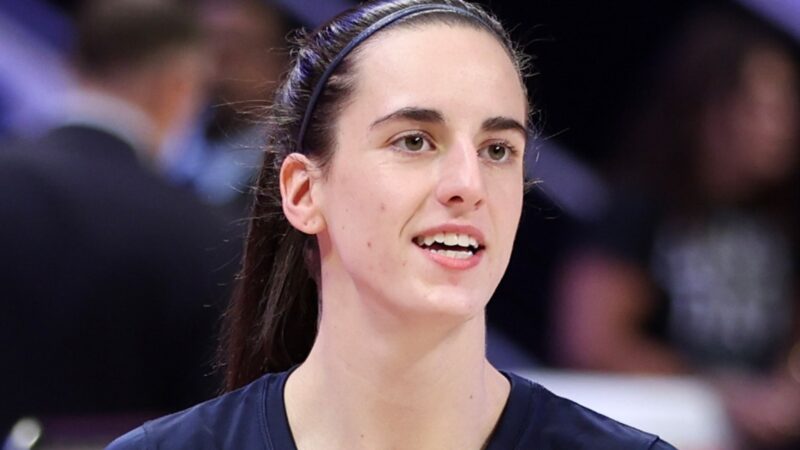 Caitlin Clark brille lors de son premier match en WNBA
