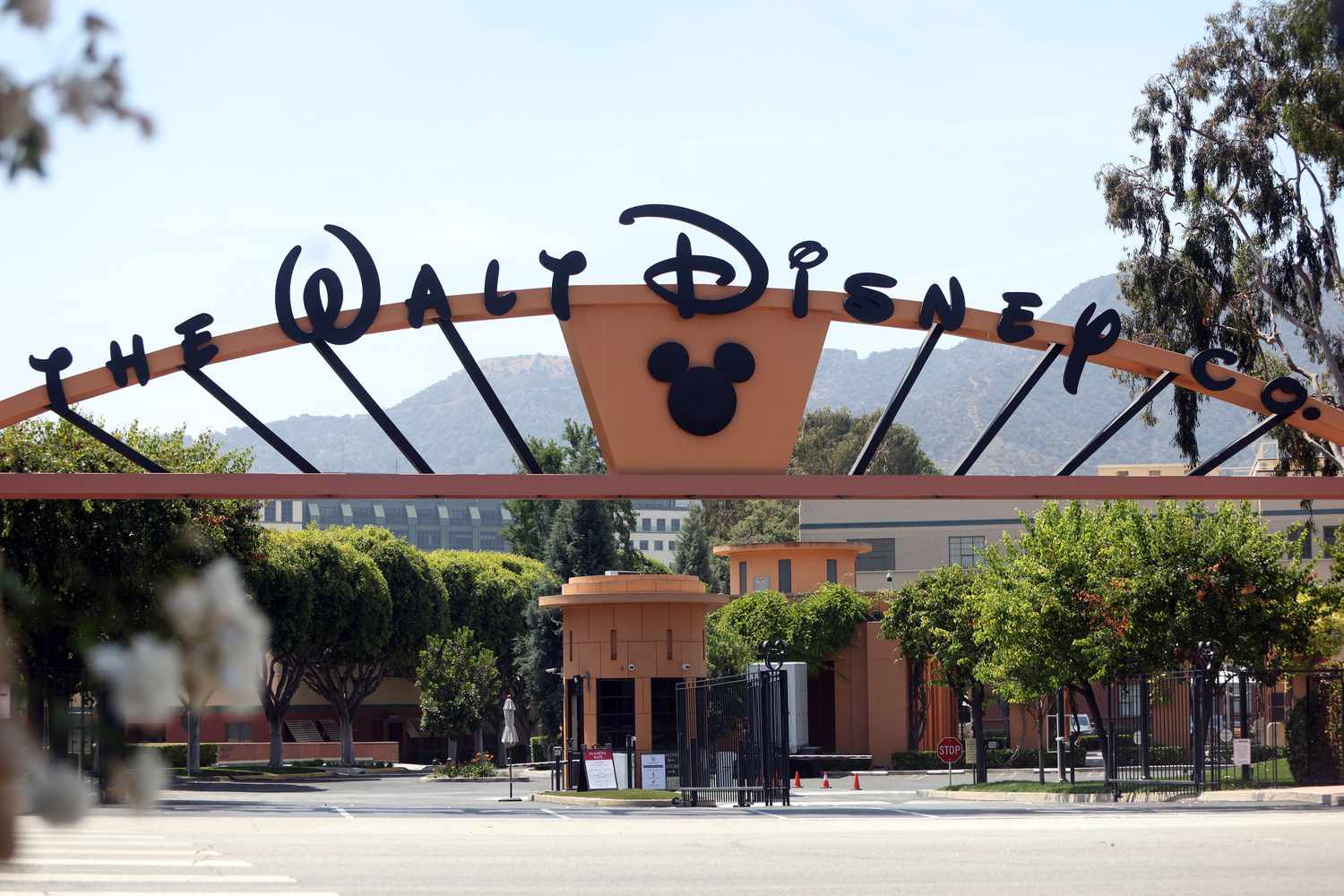 Disney+ : Bob Iger annonce des coupes budgétaires. Titres en baisse.