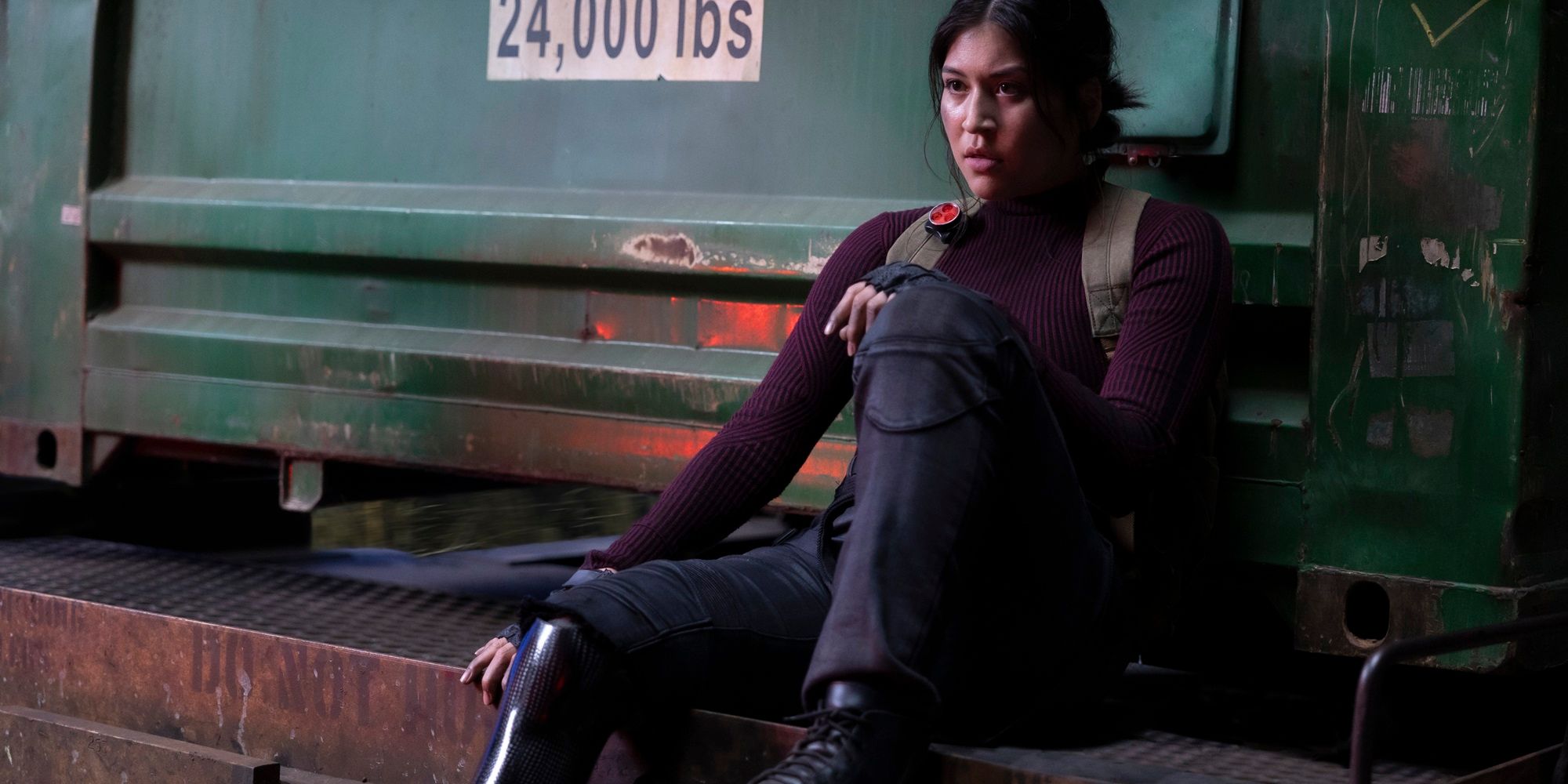 Maya Lopez se reposant sur un wagon de train avec une jambe prothétique endommagée d'Echo.