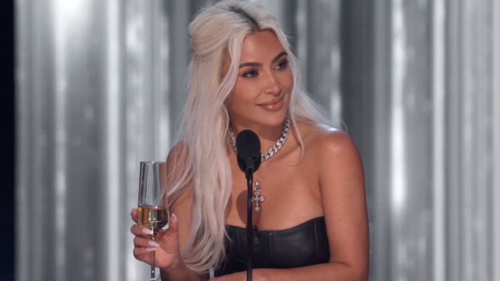 Kim Kardashian huée par le public lors du roast de Tom Brady sur Netflix