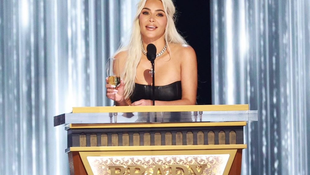 Kim Kardashian humiliée au “Roast of Tom Brady” : Les détails censurés par Netflix
