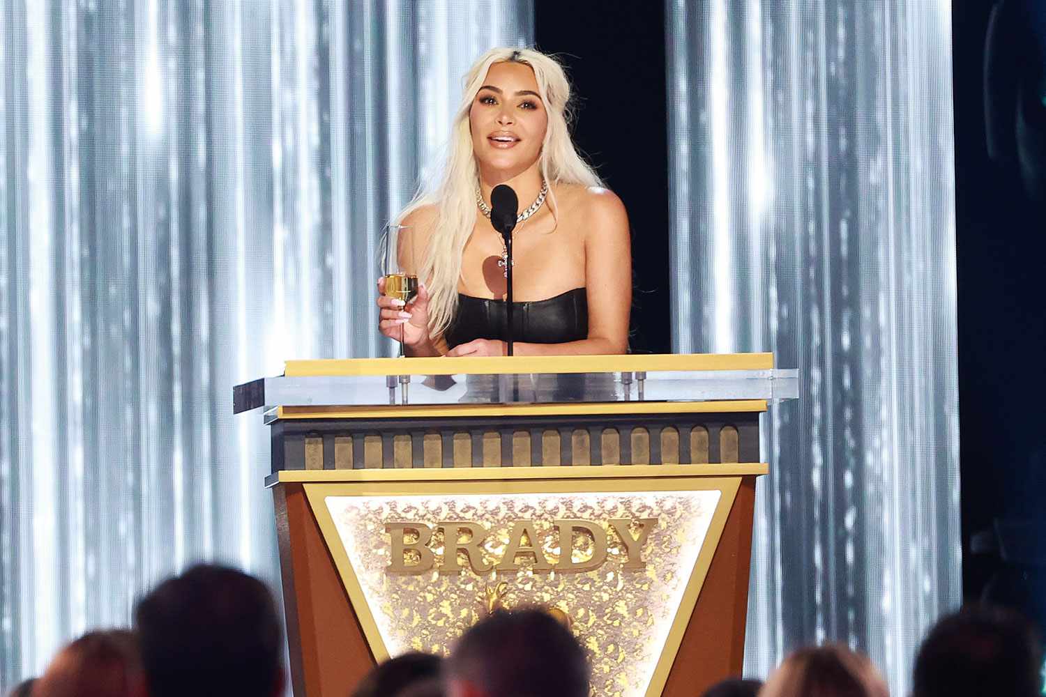 Kim Kardashian modifie son discours au ‘Roast of Tom Brady’ sur Netflix