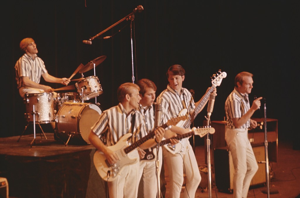 Le documentaire “The Beach Boys” : une plongée dans l’histoire légendaire du groupe