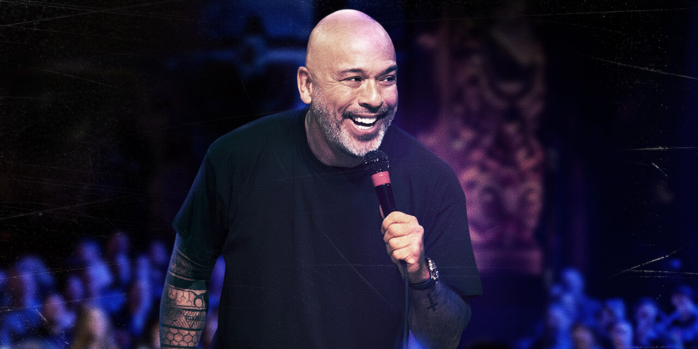 Jo Koy tenant un microphone dans Jo Koy Live From Brooklyn